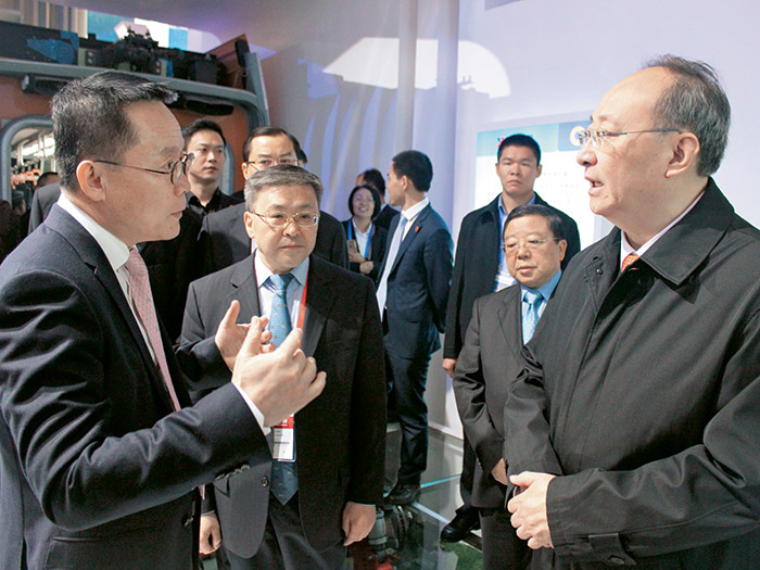  四川省委副书记、省长尹力在2016年西博会莅临成都展馆hahabet有轨电车展区