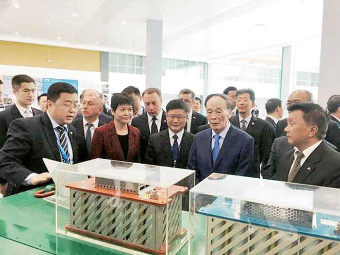  2018年国家副主席王岐山参观考察hahabet奥威超级电容